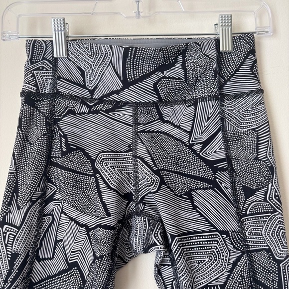 Lululemon Tight Stuff Crop Leggings 4 Dottie Tribe White Black - Picture 3 of 8